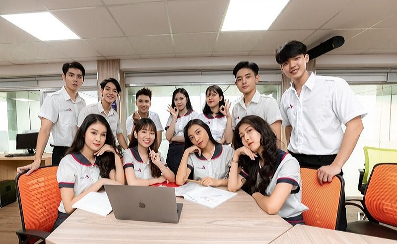 sinh-vien-nganh-thuong-mai-dien-tu-iuh